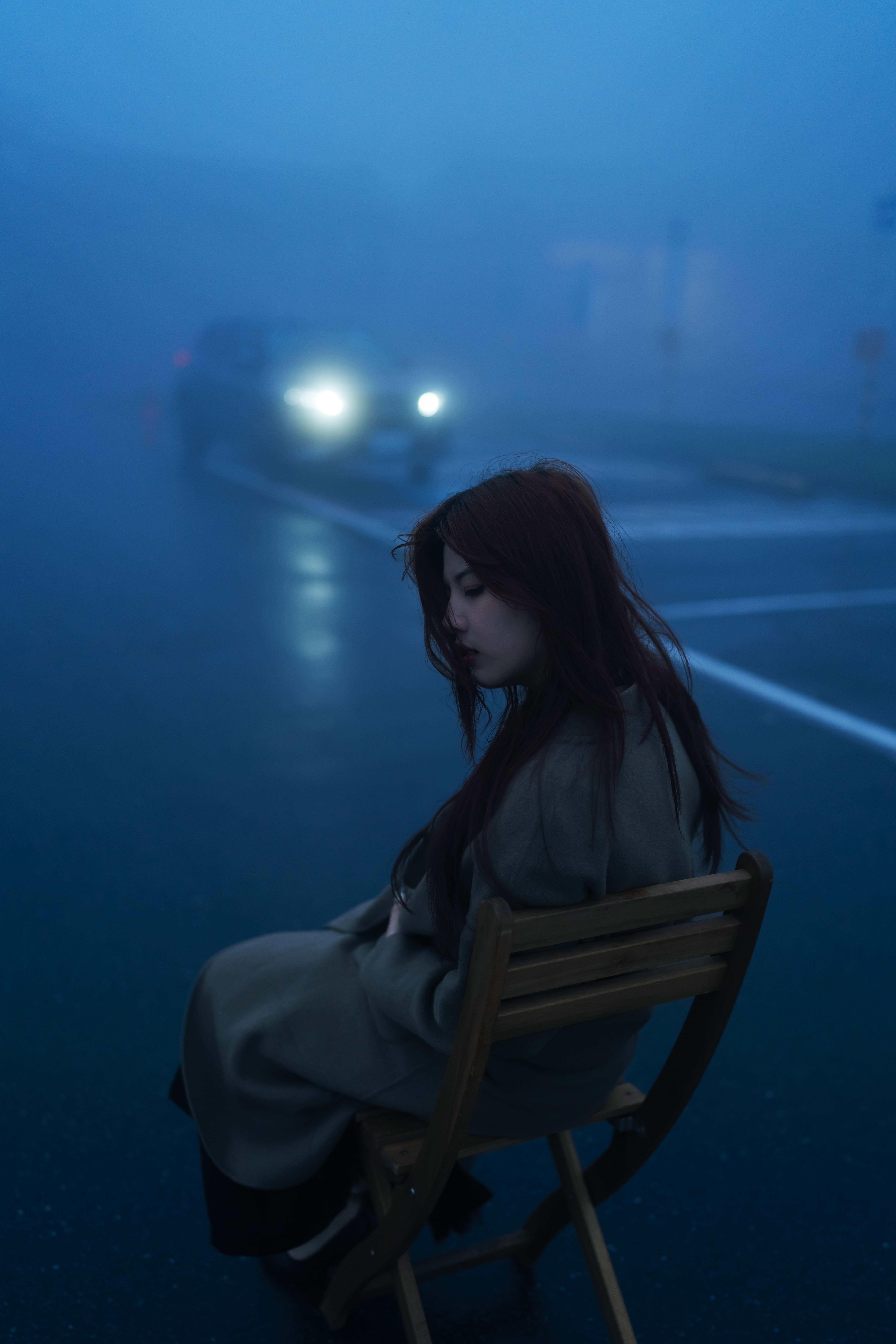藍色道路中的等待