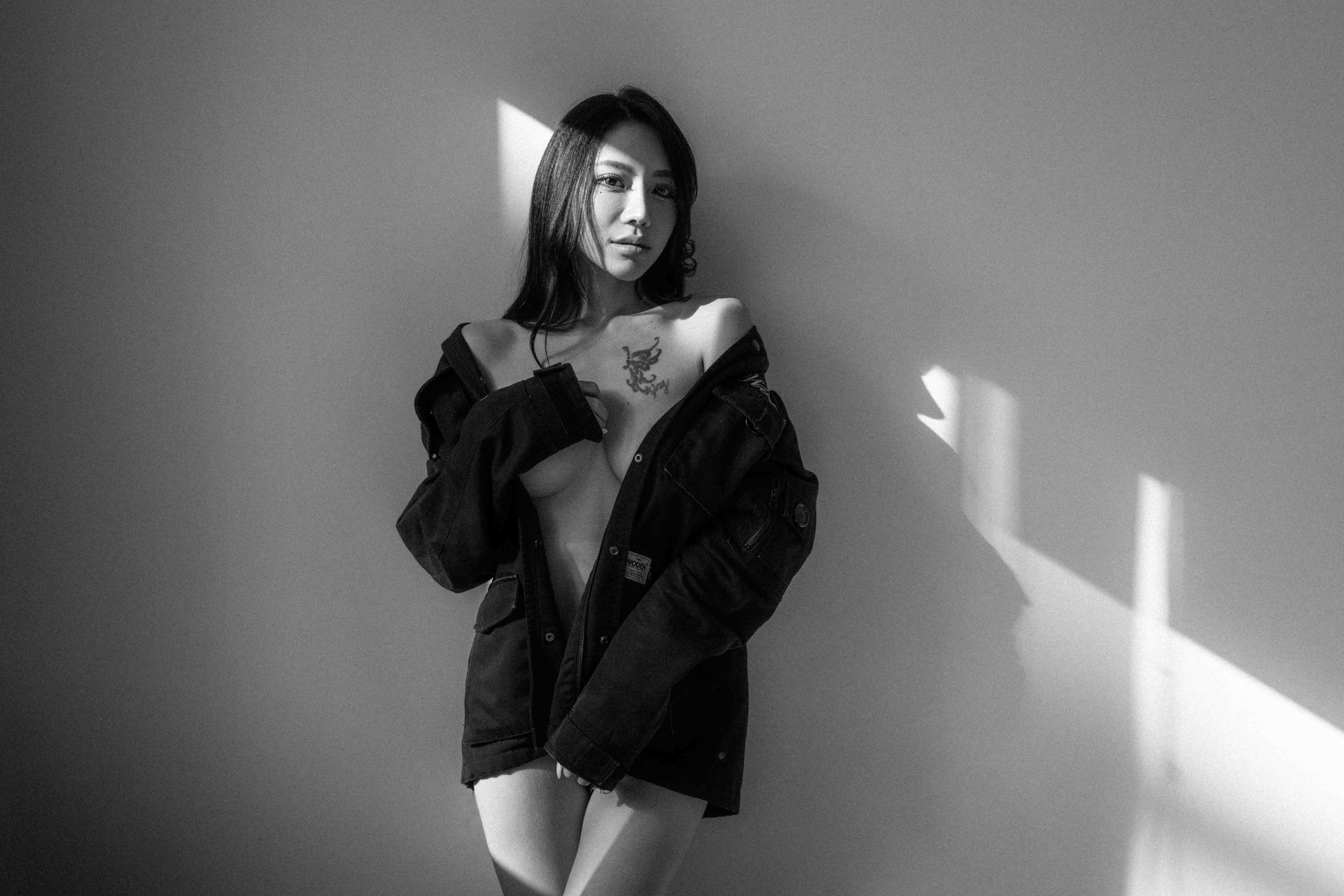 黑白幾何光影中穿著深色服裝的人物
