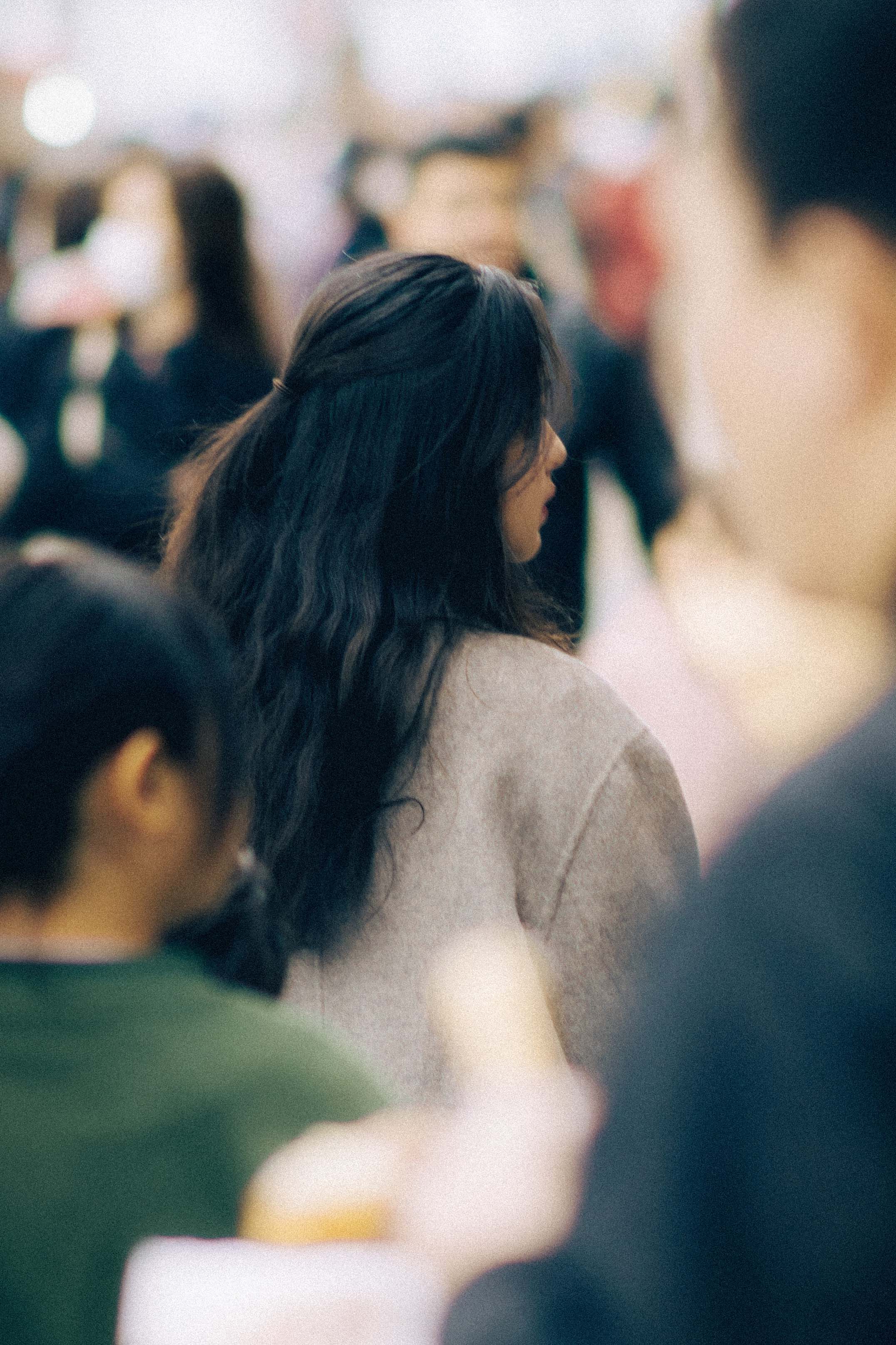 人群之間人物背影與局部面容的城市攝影